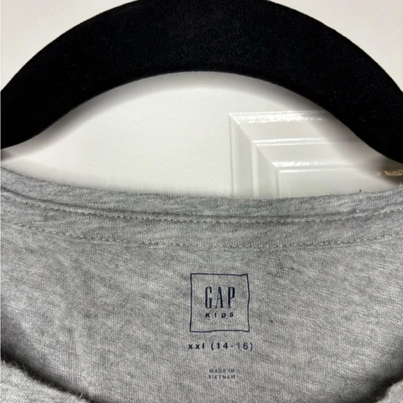 Gap Gray T-Shirt with Colorful Colored Pencil Star Design - Picture 2 of 2